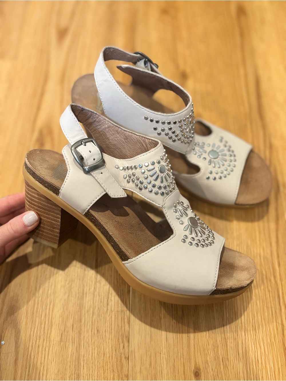 Dansko Deandra Studded Sandals Beige Cream Leather Size 39 8.5
